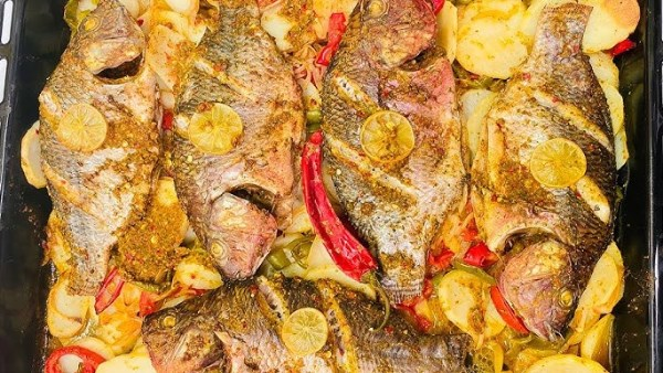 صينية السمك مع البطاطس والبصل والفلفل