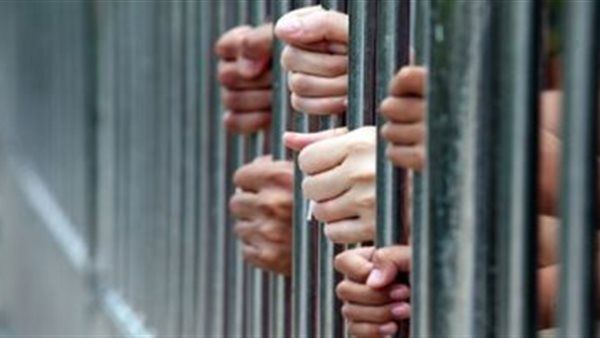 إحالة وليّة أمر وزوجها للمحاكمة بتهمة التعدي على مشرفة مدرسة بالعمرانية