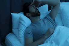 عادة شائعة أثناء النوم قد تسبب مشاكل في الفك