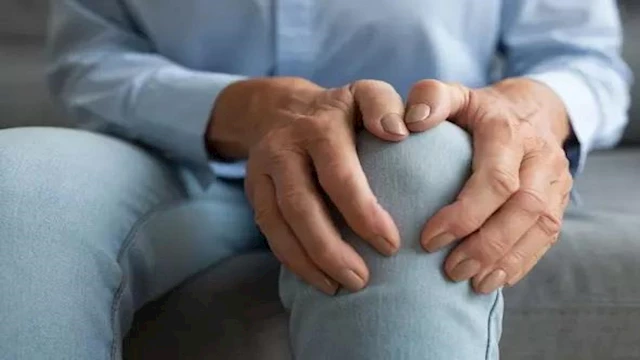 تيبس المفاصل صباحًا.. هل الألم علامة خطر؟