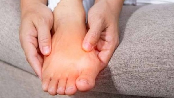 ألم وتورّم بلا سبب في القدم قد تكشف عن سرطان العظام