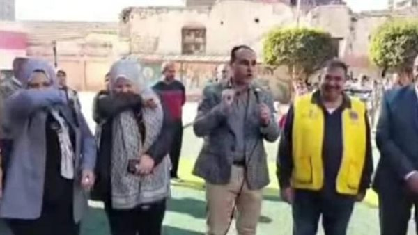 عاجل: مشهد توعوي لمسؤول تعليم لتوعية الطلاب عن العطس في الكُم