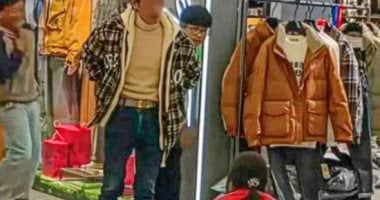 رجل مسيء يجبر زوجته على الركوع والتوسل لشراء ملابس الشتاء