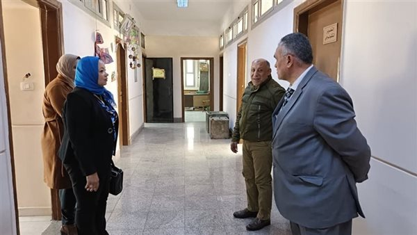 وكيل تعليم القاهرة يتابع جاهزية العمل للفترة المقبلة