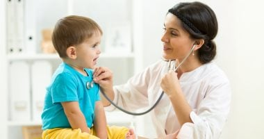 أسباب القيء المصاحب لنزلة البرد لدى الأطفال وطرق علاجه