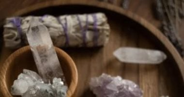 أي حجر كريم يناسب كل برج في عام 2026؟