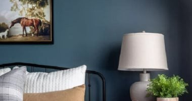 5 ألوان طلاء لغرف النوم تجمع الراحة والموضة: الكحلي الأبرز