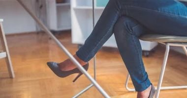 كيف يعكس وضع ساق فوق الأخرى شخصية المرأة؟