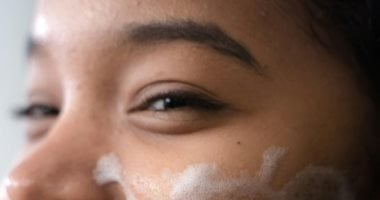 5 خطوات لغسل الوجه بشكل صحيح: أساس روتين العناية بالبشرة