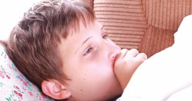 عطس متكرر والتهاب الحلق عند الطفل: طرق منزلية مع فيروس الأنفي