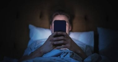 الدوار الرقمي: طبيب أعصاب يشرح سبب الدوخة أثناء استخدام الموبايل