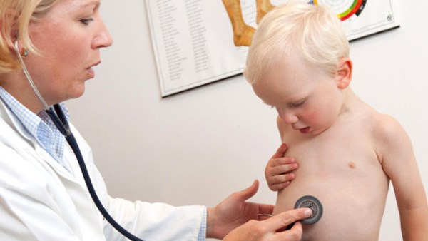 ابتلاع الأطفال لأغراض صغيرة: متى يلزم استشارة الطبيب؟