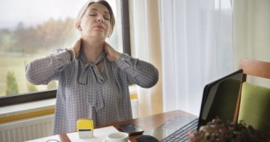 كثرة الجلوس والشاشات تؤثر على الغدة الدرقية لدى النساء – 6 نصائح