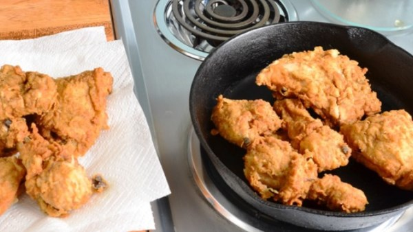 مخاطر استخدام المناديل الورقية لتجفيف الطعام المقلي من الزيت