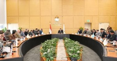 وزير الإسكان يعقد اجتماعاً لمتابعة مشروعات حياة كريمة لتطوير الريف المصري