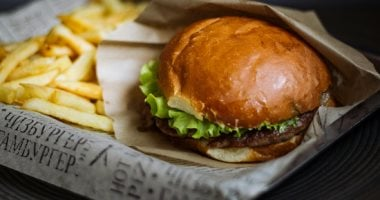 4 خطوات للابتعاد عن الوجبات السريعة والحفاظ على وزنك