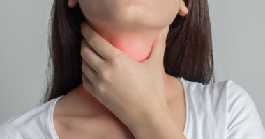 علاجات منزلية لالتهابات الحلق: غرغرة الماء والملح