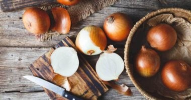 4 حيل فعالة لإزالة رائحة البصل من يديكِ في حوض المطبخ