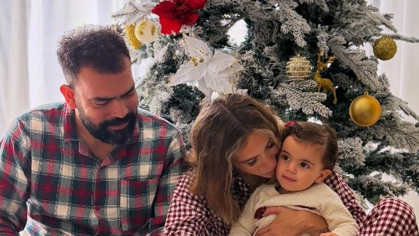 خالد عليش وزوجته يحتفلان بكريسماس بجامة بارتي