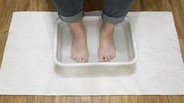 تأثير نقع القدمين في الماء الدافئ بالملح ليلاً.. مفاجأة
