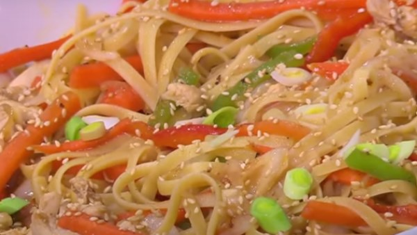 نودلز بالخضار والدجاج بطعم أحلى من المطاعم