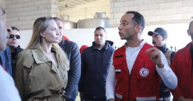 أنجلينا جولي تزور مخازن الهلال الأحمر في شمال سيناء