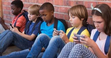 دراسة تكشف أثر السوشيال ميديا في صحة الطفل النفسية ونصائح للوقاية