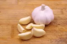 ماذا يحدث لك عند تناول فصين من الثوم على الريق