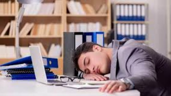 لماذا تشعر بالخمول طوال اليوم؟ أطعمة وعادات تسحب طاقتك بهدوء