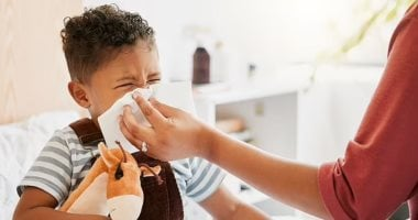 لا أدوية كحة لمن دون 4 سنوات: كيف تتعاملين مع نزلة البرد عند طفلك