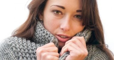 ليس فقط لسعة البرد: أسباب صحية للشعور بالقشعريرة