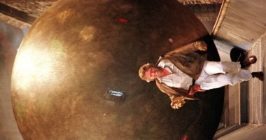 موظف يمنع صخرة من الوصول للجمهور في إحدى منتزهات ديزني