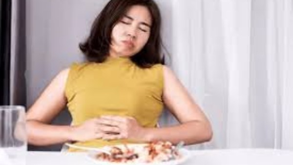 أطعمة تزيد الانتفاخ والغازات وأضرار الأكل السريع: بدائل من استشارى هضمي