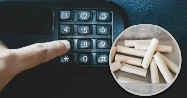 طلاب صينيون يستعملون غبار الطباشير لفتح خزنة الهواتف