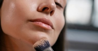 4 خطوات لاختيار البرونزر الأنسب لبشرتك وتطبيقه بشكل صحيح