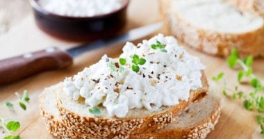 كيفية عمل الجبن القريش في المنزل بخطوات بسيطة وغير مكلفة