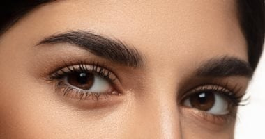 3 طرق طبيعية لتكثيف الحواجب بخطوات بسيطة لإبراز جمال عينيكِ