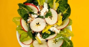 القيم الغذائية لأنواع الخضروات الورقية في طبق السلطة