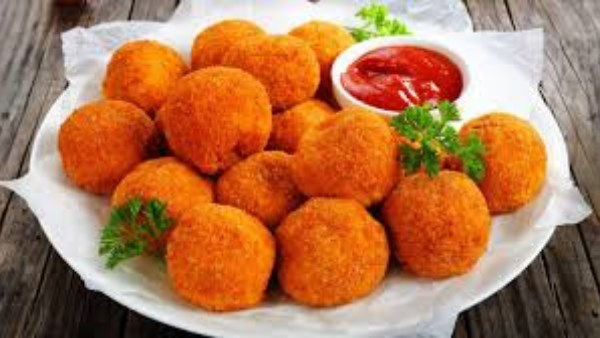 كرات أرز محشوة بالخضار والجبن: طبق سريع ولذيذ للأطفال والعائلة