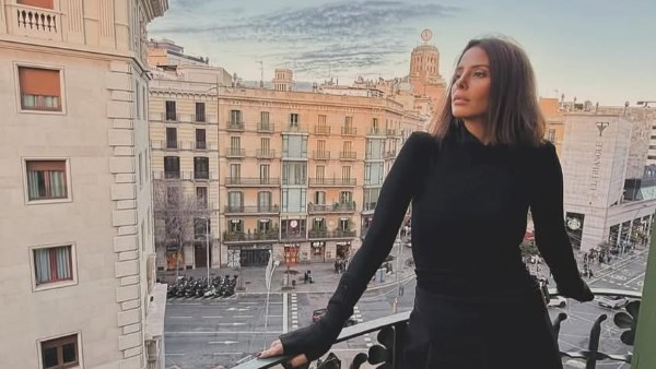 إيمان العاصي تتصدر الأنظار بفستان قصير