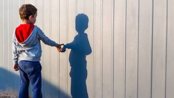 أخطاء الأم بحسن نية تهدد شخصية الطفل