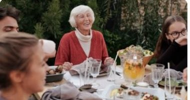 5 قواعد إتيكيت مهمة في التجمعات العائلية. تجنب الأسئلة المثيرة للجدل