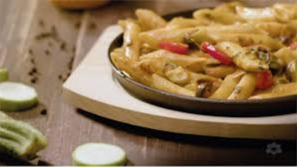 باستا بصلصة الطماطم والريحان: وصفة سريعة ولذيذة في 15 دقيقة