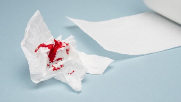 النزيف المهبلي بعد سن اليأس: الأسباب ومتى يكون مقلقًا؟