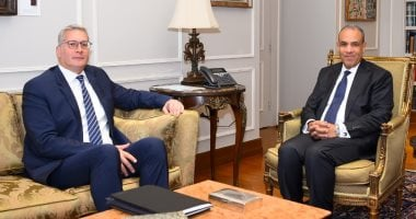 وزير الخارجية يبحث مع وزير البترول والثروة المعدنية تنويع مصادر الطاقة