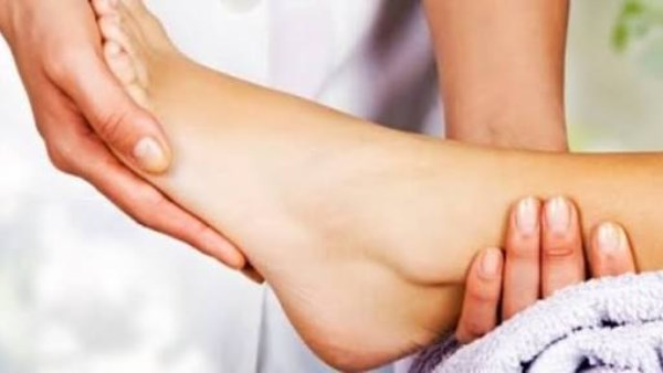 علامات في القدم تكشف نقص فيتامين د.. أعراض شائعة يحذر منها الأطباء