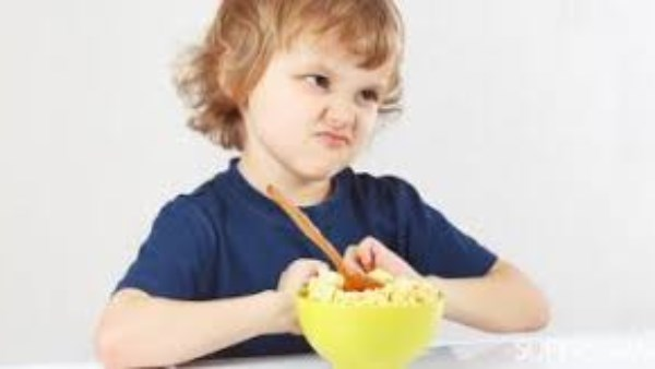 قبل الامتحانات: تجنب أطعمة تؤثر في تركيز طفلك