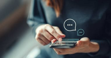 إتيكيت الواتساب: لا تبالغ في الإيموجي وتجنب الإضافة إلى المجموعات