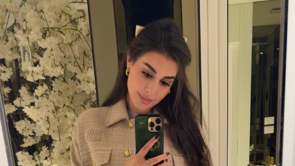 ياسمين صبري تتألق بتنورة قصيرة فوق الركبة