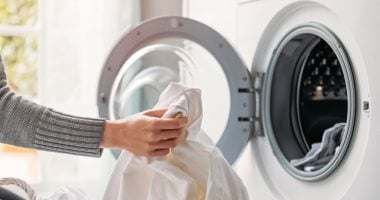 كم مرة يجب غسل ملاءات السرير في الشتاء لحماية صحتك وبشرتك؟